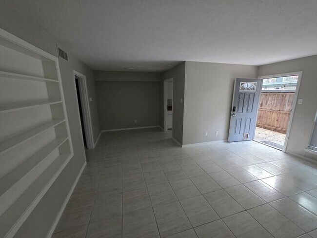 Building Photo - Updated 1-Bedroom Condo Near Pool Ready fo...
