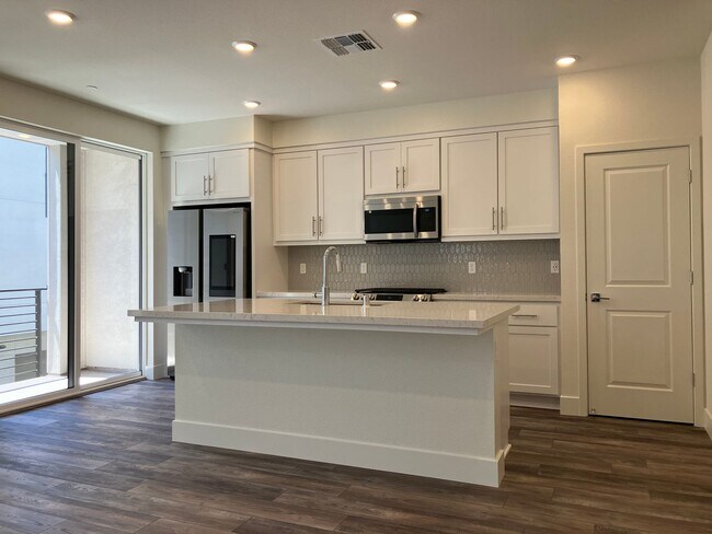 Building Photo - Newly Constructed Townhome With Modern Ame...