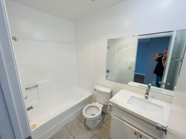 Building Photo - 7044 Hawthorn Ave