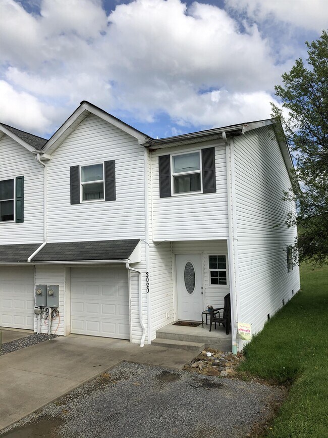 Building Photo - 2020 Grandview Dr