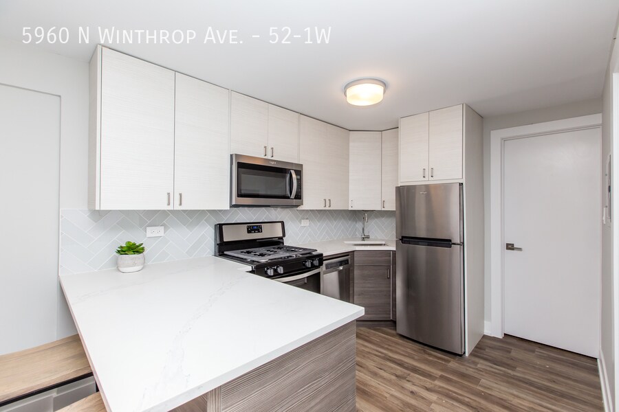 Primary Photo - Stunning 1 Bedroom in Edgewater - Close to...