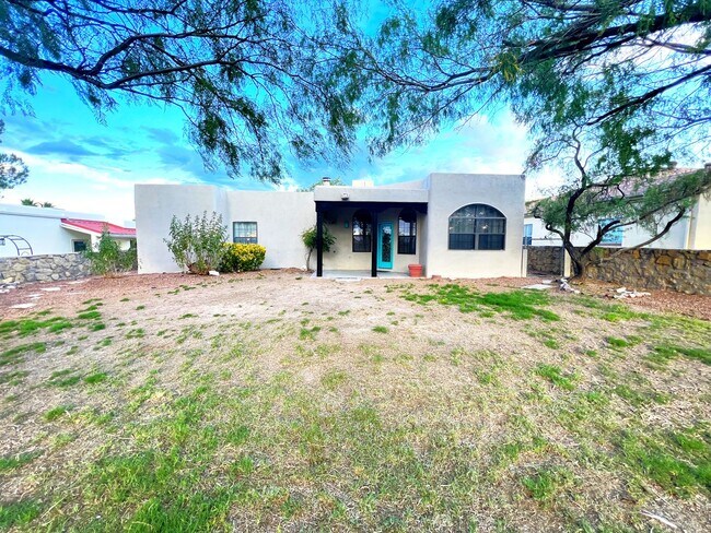 Foto del edificio - Beautiful 3 Bed 2 Bathroom home with Large Backyard