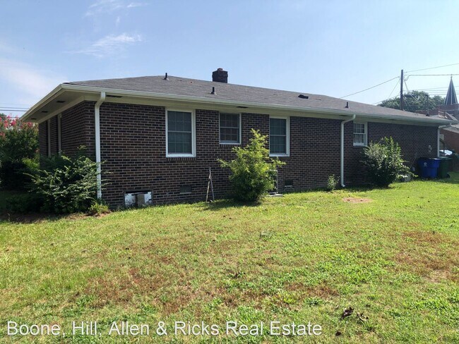 Building Photo - 3 br, 2 bath House - 315 E Railroad Street