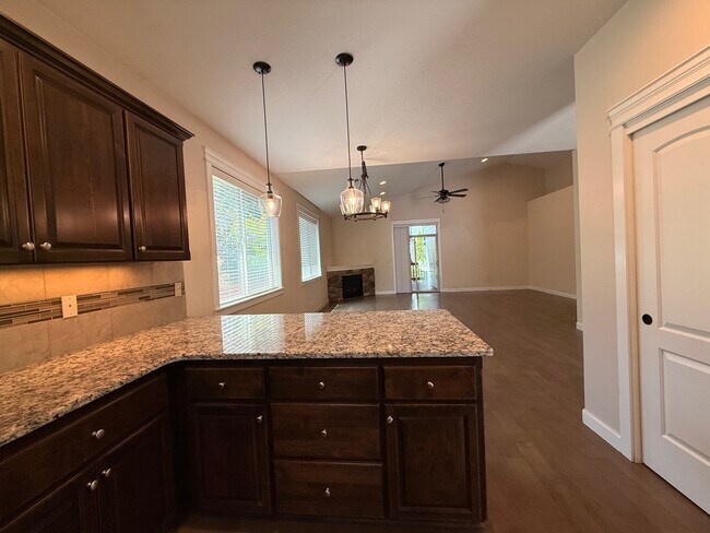Foto del edificio - 2626 NE Hawthorne Cir