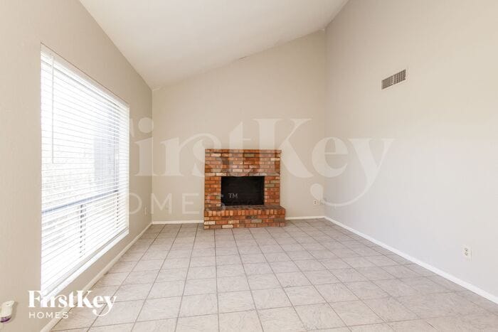 Primary Photo - 6740 W Shangri La Rd