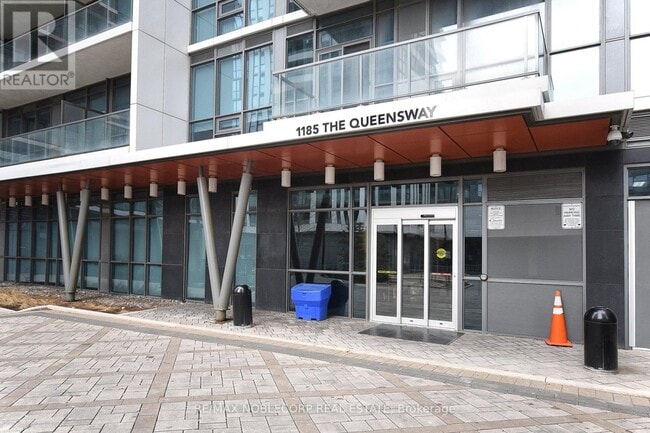 Photo du bâtiment - 1185 The Queensway