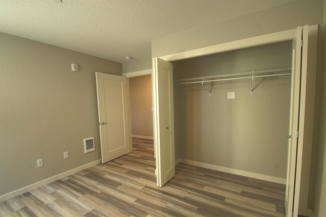 Building Photo - 830 Crestmont Way