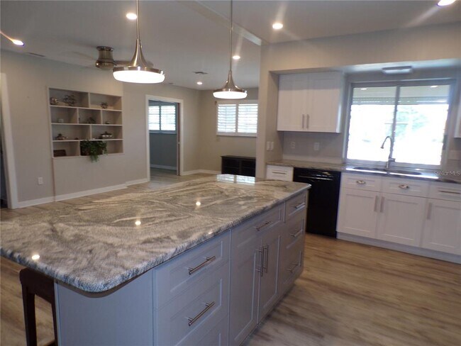 Building Photo - 2310 Palm Tree Dr