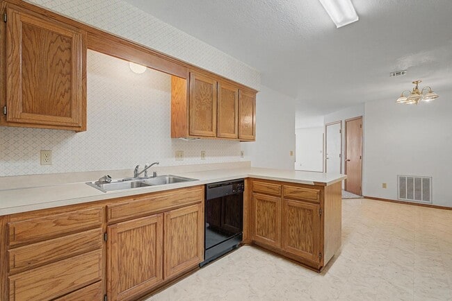 Building Photo - Welcome to this charming 2-bedroom, 2-bathroom home