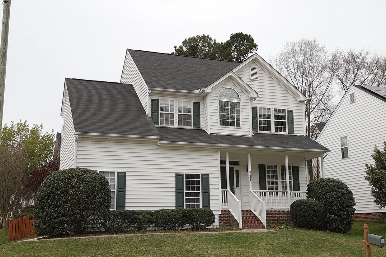 Foto principal - Lovely Four Bedroom Home in Convenient North Raleigh Location