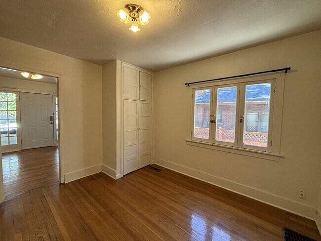 Foto del edificio - 921 Princeton Ave S