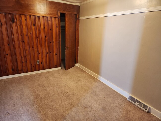 Building Photo - Conveniently Located One Bedroom Apartment...