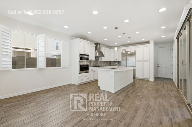 Building Photo - 2342 W Gloria Ln