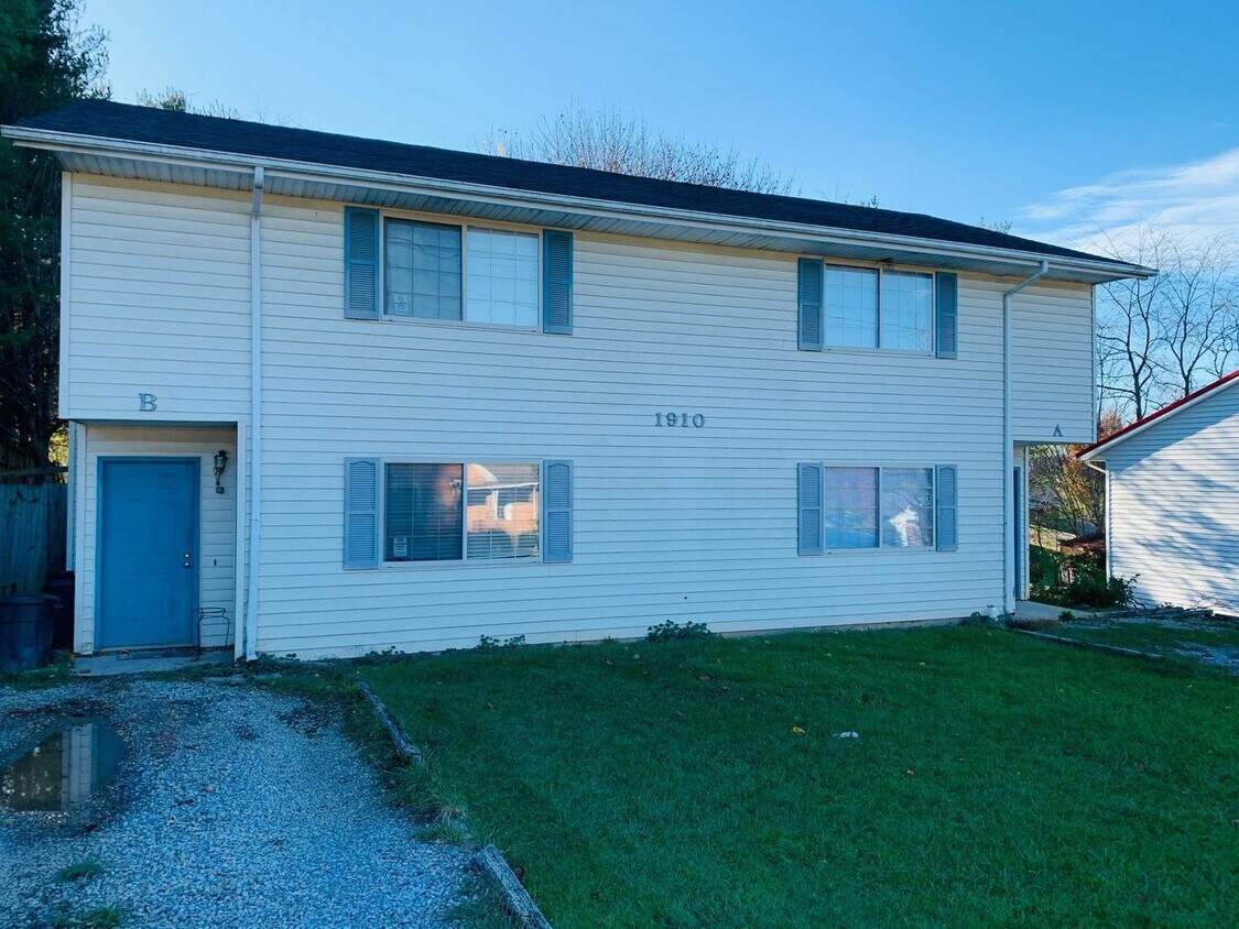 Building Photo - 3 Bedroom 2 Bath Townhouse