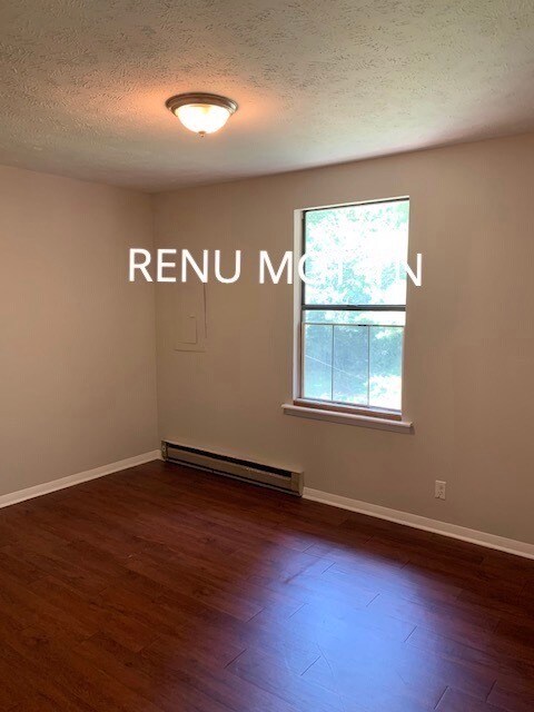 Building Photo - 2BR/1BA duplex with fire place!