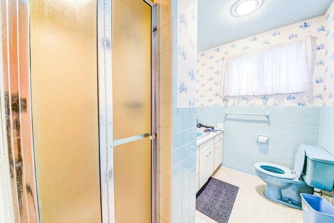 Building Photo - Available MAY 2026 - 3 Bed 2 Bath w/ off street parking & garage!