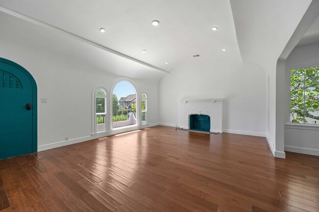 Foto del edificio - 4733 Ambrose Ave