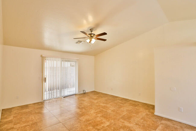 Foto del edificio - 8520 W Palm Ln