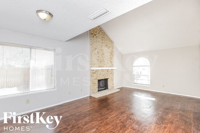 Foto del edificio - 2113 Deerfield Dr