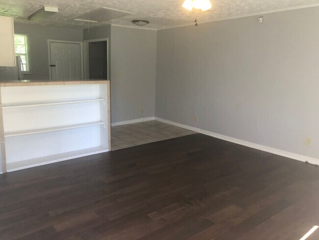 Building Photo - Quaint 2bed/1bath off Spring Street availa...