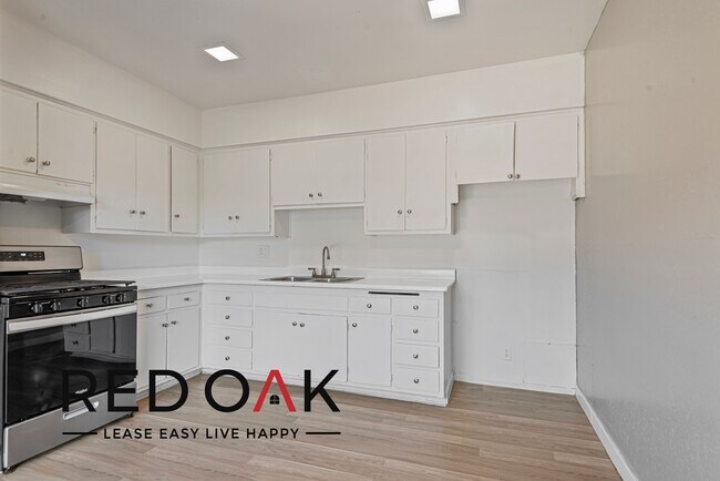 Foto del edificio - Stunning Three Bedroom with Tons of Natura...