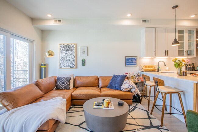 Foto del edificio - Stunning 2 BR & a Den/2 BA  Condo in H Str...