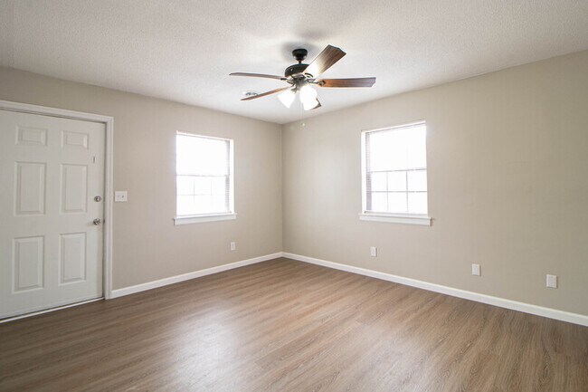 Foto del edificio - 8-408 Thompsonville Ln
