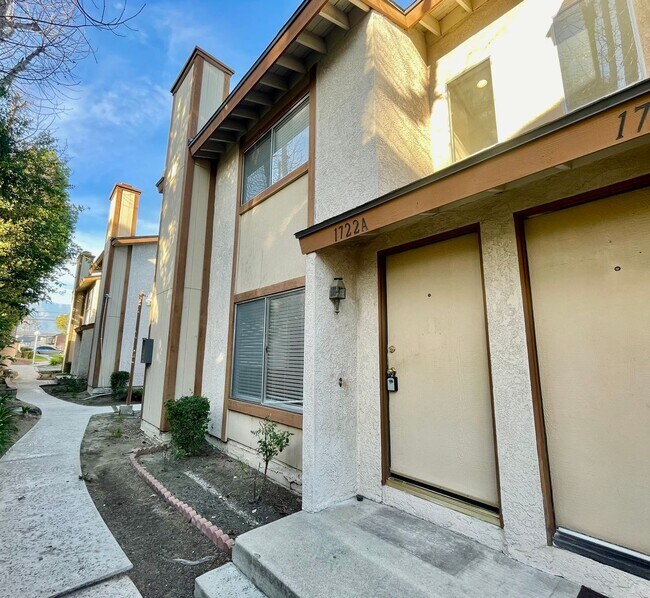 Foto del edificio - Charming Two Story 2 bedroom, 1.5 Bath in Ontario