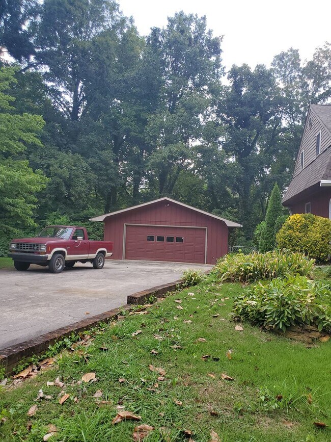 Building Photo - Louisville 37777 - 6 bedroom, 3 bath home ...