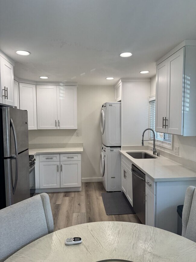 Building Photo - Modern Stylish Living in Great location!