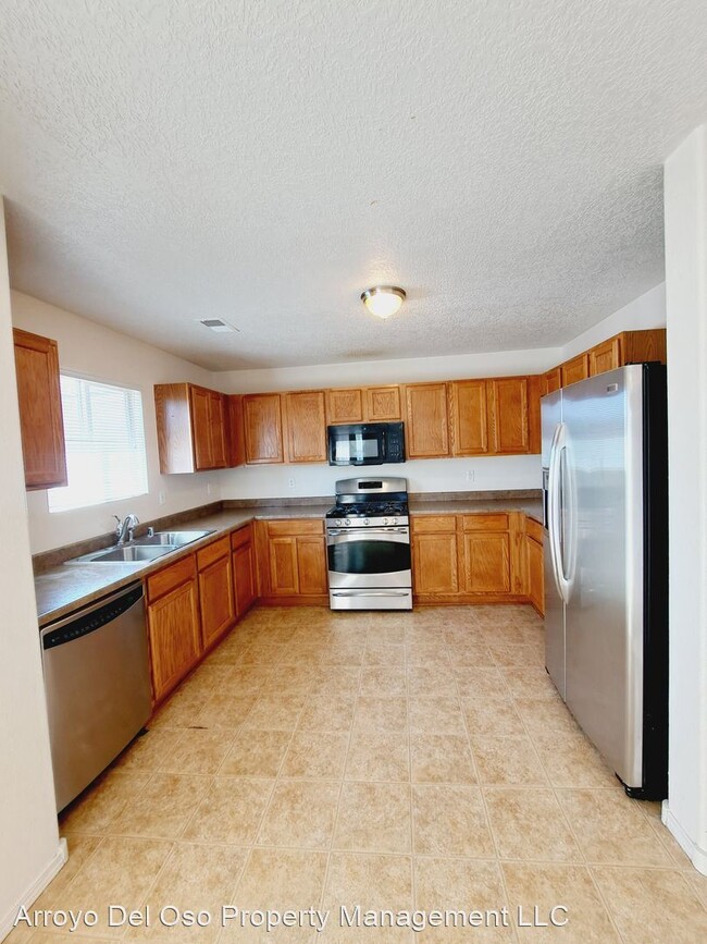 Building Photo - 4 br, 2.5 bath House - 811 Prairie Sage Co...