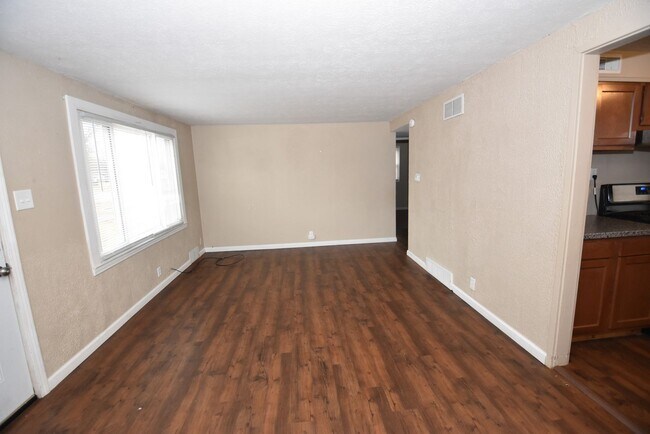 Building Photo - 3 bed 1 bath home in the Riverside/Keller park area