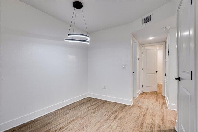 Building Photo - 704 W 21st St
