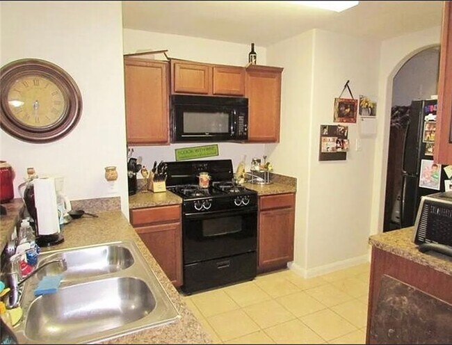Building Photo - 725 Lazy Crest Dr