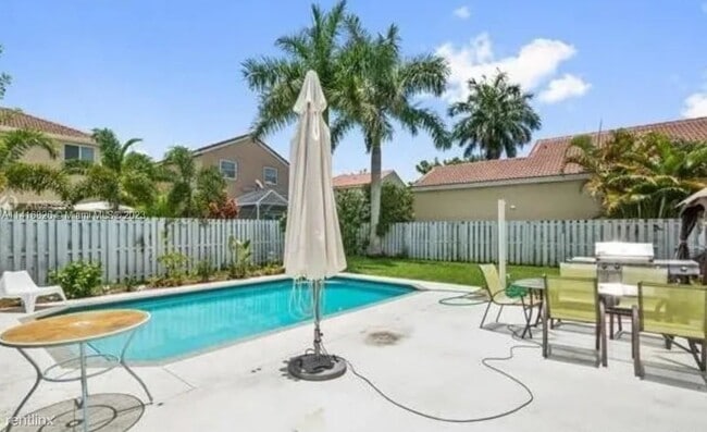 Building Photo - 4 br, 2.5 bath House - 582 Carrington Ln