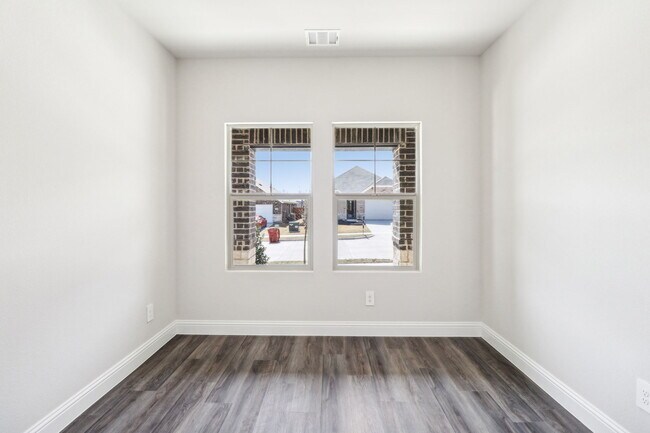 Building Photo - 2113 Gustavus Dr