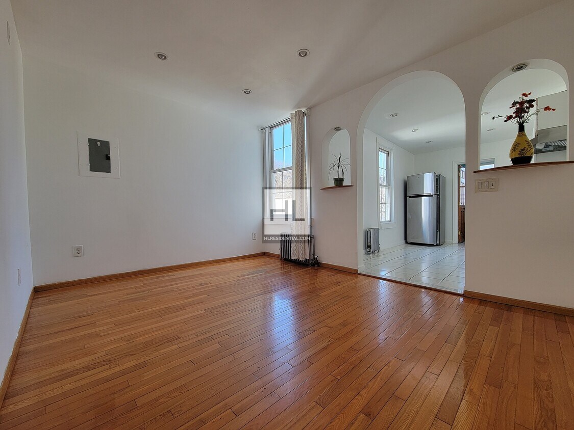 Sunfilled Spacious Sunnyside/Long Island Room for Rent in Queens