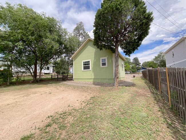 Foto del edificio - 2 Bedroom Home Available Near Pikes Peak Ave & S Institute St!