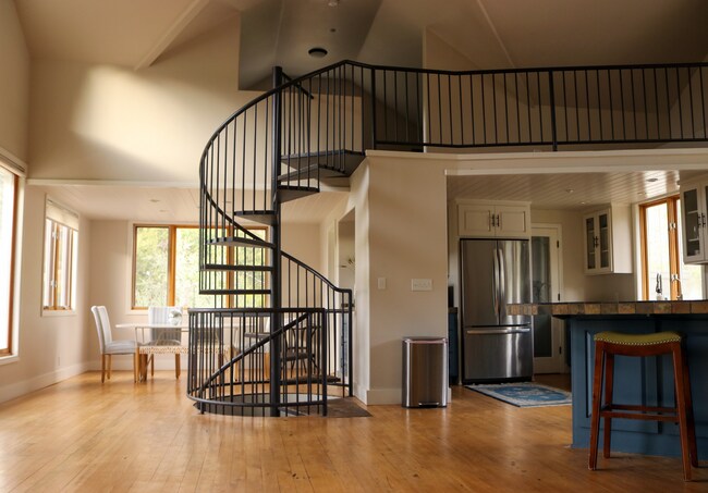 Foto del edificio - 1368 Farnham Rd