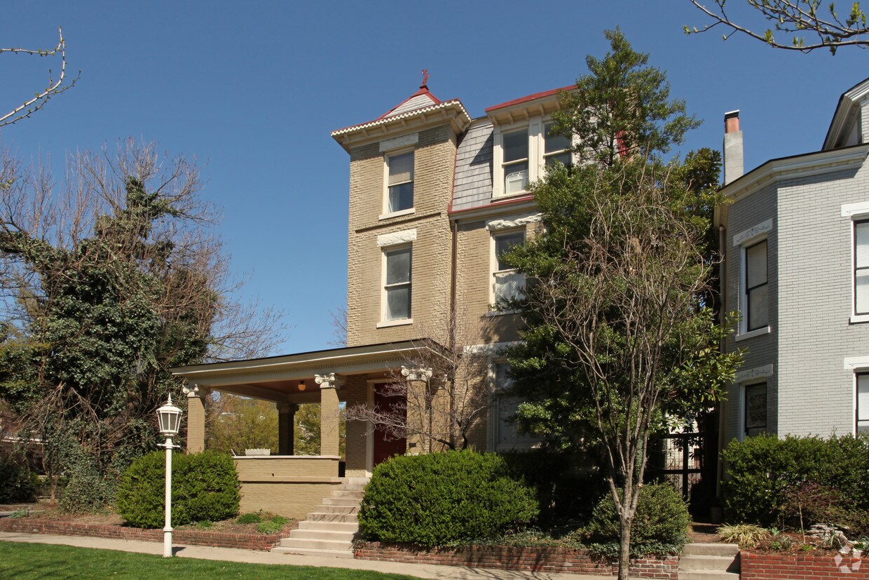 Building Photo - 525 St James Ct