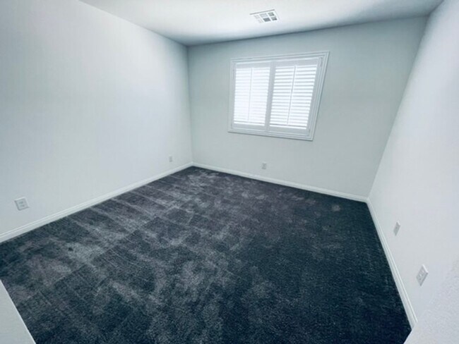 Foto del edificio - BEAUTIFUL 4 BEDROOM + LOFT HOME LOCATED IN...