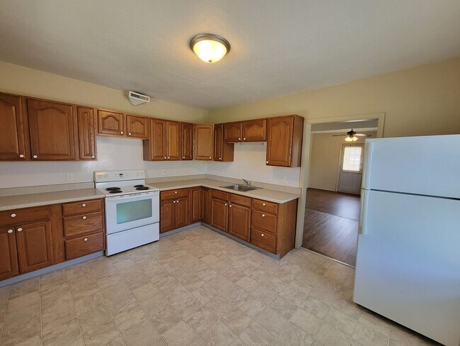 Building Photo - 604 W Seerley Blvd