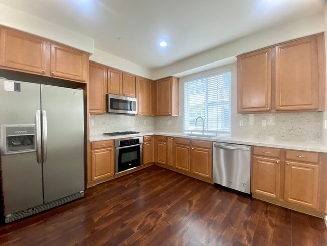 Building Photo - Beautiful 3-Bedroom Townhome in Private Ga...