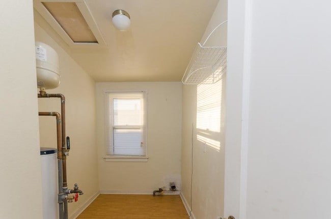 Building Photo - 502 W Van Buren St