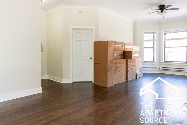 Building Photo - 917 W Waveland Ave