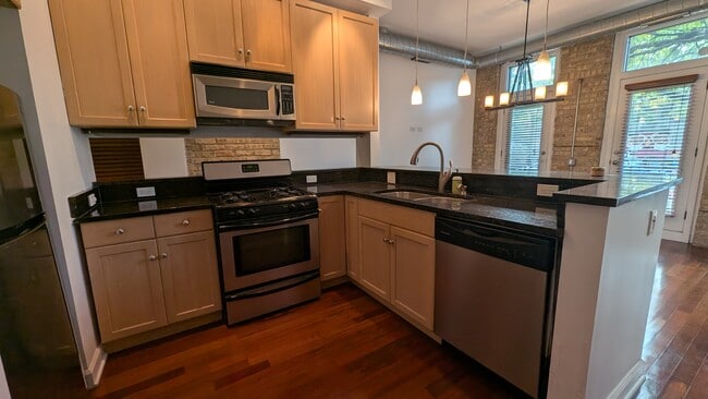 Building Photo - 1222 W Hubbard St