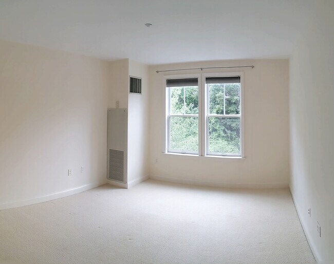 Building Photo - 2 Saint Paul St