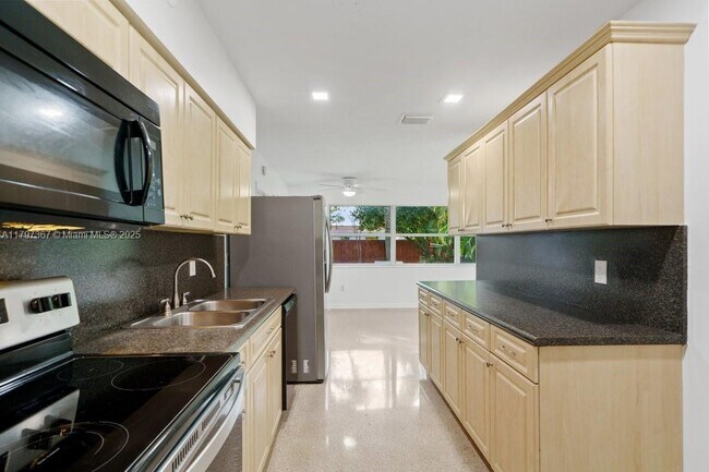 Foto del edificio - 50 NE 45th Ct