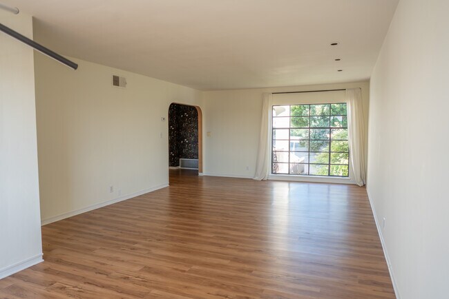 Building Photo - 2403 7th Ave