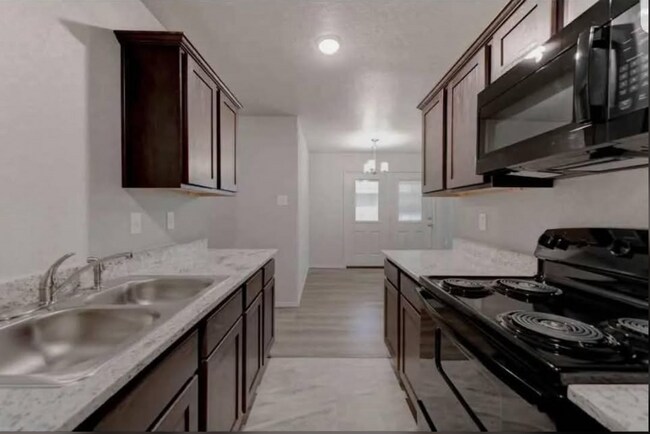 Building Photo - 613 Lost Trl